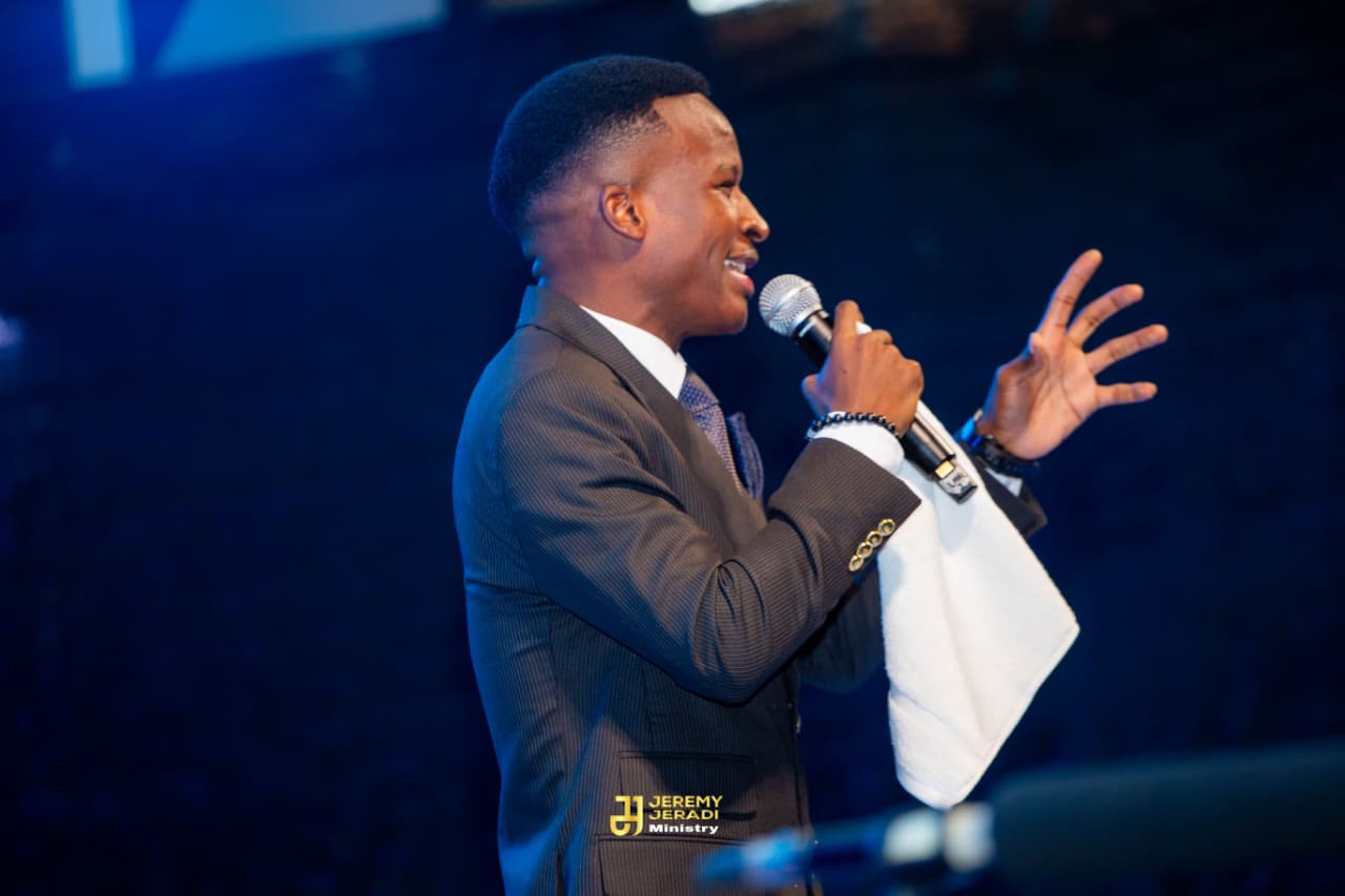Jeremy Jeradi ministering on stage