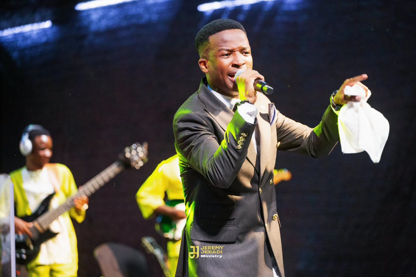 Jeremy Jeradi ministering on stage