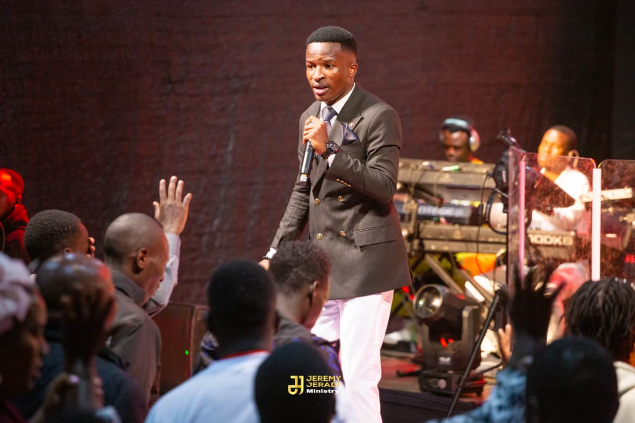 Jeremy Jeradi ministering in worship